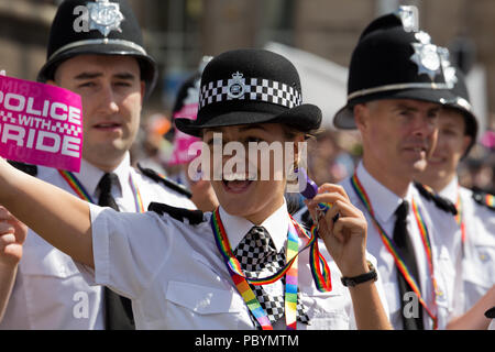 Offiziere von Merseyside Polizei zeigen ihre Unterstützung für die LGBT-Gemeinschaft, wie sie in der Stadt marschieren im Liverpool Pride Festival 2018. Stockfoto