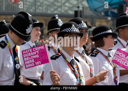 Offiziere von Merseyside Polizei zeigen ihre Unterstützung für die LGBT-Gemeinschaft, wie sie in der Stadt marschieren im Liverpool Pride Festival 2018. Stockfoto