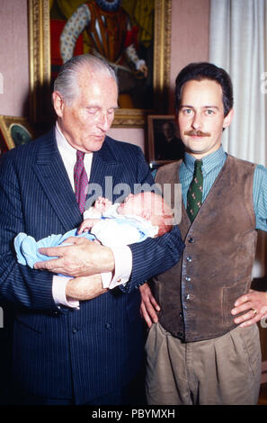 Karl Emanuel, 14. Herzog von Croy mit Sohn Rudolph und Enkel im Haus Merfeld in Dülmen, Deutschland 1989. Karl Emanuel, 14 Herzog von Croy mit Sohn Rudolph und Baby Enkelkind in Merfeld mension in Duelmen, Deutschland 1989. Stockfoto