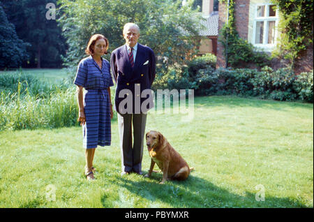 Karl Emanuel, 14. Herzog von Croy mit Ehefrau Gabriele Prinzessin von Bayern im Haus Merfeld in Dülmen, Deutschland 1989. Karl Emanuel, 14 Herzog von Croy mit seiner Frau Gabriele Prinzessin von Bayern in Merfeld Herrenhaus in Duelmen, Deutschland 1989. Stockfoto