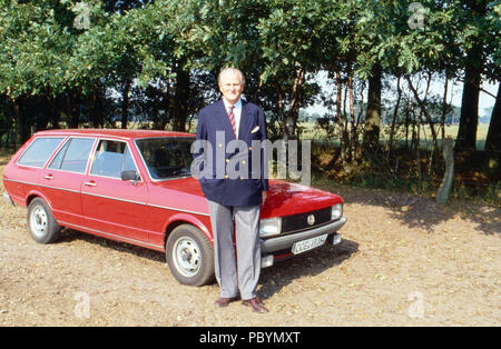 Karl Emanuel, 14. Herzog von Croy vor seinem VW Passat Kombi in Dülmen, Deutschland 1989. Karl Emanuel, 14 Herzog von Croy mit seinem Volkswagen Passat in Merfeld Herrenhaus in Duelmen, Deutschland 1989. Stockfoto