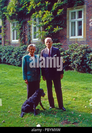 Karl Emanuel, 14. Herzog von Croy mit Ehefrau Gabriele Prinzessin von Bayern im Haus Merfeld in Dülmen, Deutschland 1989. Karl Emanuel, 14 Herzog von Croy mit seiner Frau Gabriele Prinzessin von Bayern in Merfeld Herrenhaus in Duelmen, Deutschland 1989. Stockfoto
