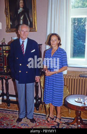 Karl Emanuel, 14. Herzog von Croy mit Ehefrau Gabriele Prinzessin von Bayern im Haus Merfeld in Dülmen, Deutschland 1985. Karl Emanuel, 14 Herzog von Croy mit seiner Frau Gabriele Prinzessin von Bayern in Merfeld Herrenhaus in Duelmen, Deutschland, 1985. Stockfoto