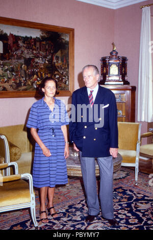 Karl Emanuel, 14. Herzog von Croy mit Ehefrau Gabriele Prinzessin von Bayern im Haus Merfeld in Dülmen, Deutschland 1985. Karl Emanuel, 14 Herzog von Croy mit seiner Frau Gabriele Prinzessin von Bayern in Merfeld Herrenhaus in Duelmen, Deutschland, 1985. Stockfoto