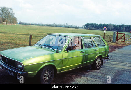 Karl Emanuel, 14. Herzog von Croy in seinem VW Passat Kombi in Dülmen, Deutschland 1981. Karl Emanuel, 14 Herzog von Croy mit seinem Volkswagen Passat In Duelmen, Deutschland 1981. Stockfoto