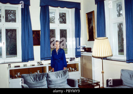 Gabriele Herzogin von Croy im Haus Merfeld in Dülmen, Deutschland 1990. Gabriele Herzogin von Croy in Merfeld mension in Duelmen, Deutschland, 1985. Stockfoto