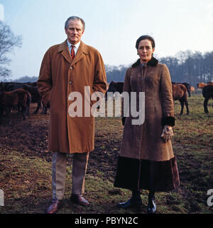 Karl Emanuel, 14. Herzog von Croy mit Ehefrau Gabriele Prinzessin von Bayern und stand Dülmener Wildpferden in Dülmen, Deutschland 1981. Karl Emanuel, 14 Herzog von Croy mit seiner Frau Gabriele Prinzessin von Bayern und ihre wilden Pferde in Duelmen, Deutschland 1981. Stockfoto