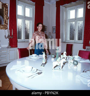 Gabriele Herzogin von Croy im Haus Merfeld in Dülmen, Deutschland 1981. Gabriele Herzogin von Croy in Merfeld Mansion am Duelmen, Deutschland 1981. Stockfoto