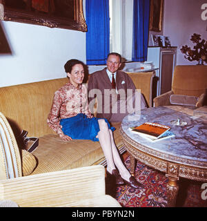 Karl Emanuel, 14. Herzog von Croy mit Ehefrau Gabriele Prinzessin von Bayern im Haus Merfeld in Dülmen, Deutschland 1981. Karl Emanuel, 14 Herzog von Croy mit seiner Frau Gabriele Prinzessin von Bayern in Merfeld Mansion am Duelmen, Deutschland 1981. Stockfoto