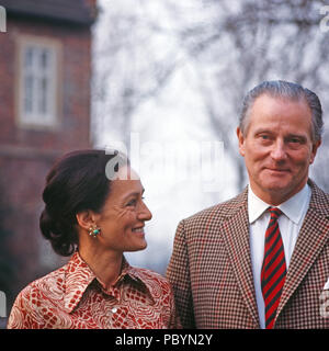 Karl Emanuel, 14. Herzog von Croy mit Ehefrau Gabriele Prinzessin von Bayern und stand Dülmener Wildpferden in Dülmen, Deutschland 1981. Karl Emanuel, 14 Herzog von Croy mit seiner Frau Gabriele Prinzessin von Bayern und ihre wilden Pferde in Duelmen, Deutschland 1981. Stockfoto