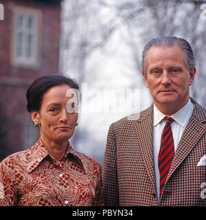Karl Emanuel, 14. Herzog von Croy mit Ehefrau Gabriele Prinzessin von Bayern und stand Dülmener Wildpferden in Dülmen, Deutschland 1981. Karl Emanuel, 14 Herzog von Croy mit seiner Frau Gabriele Prinzessin von Bayern und ihre wilden Pferde in Duelmen, Deutschland 1981. Stockfoto