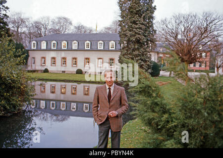 Jörg Freiherr Holzschuher von harrlach vor Schloss Gymnich in Erftstadt, Deutschland 1977. Jörg Baron Holzschuher von harrlach mit im Hintergrund das Schloss Gymnich in Erftstadt, Deutschland 1977. Stockfoto