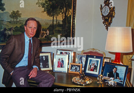 Jörg Freiherr Holzschuher von harrlach auf Schloss Gymnich in Erftstadt, Deutschland 1984. Jörg Baron Holzschuher von harrlach auf Schloss Gymnich in Erftstadt, Deutschland 1984. Stockfoto