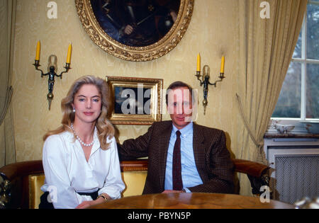 Jörg Freiherr Holzschuher von harrlach mit Ehefrau Eliane auf Schloss Gymnich in Erftstadt, Deutschland 1984. Jörg Baron Holzschuher von harrlach mit seiner Frau Eliane auf Schloss Gymnich in Erftstadt, Deutschland 1984. Stockfoto