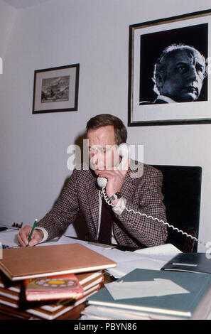 Jörg Freiherr Holzschuher von harrlach auf Schloss Gymnich in Erftstadt, Deutschland 1977. Jörg Baron Holzschuher von harrlach auf Schloss Gymnich in Erftstadt, Deutschland 1977. Stockfoto