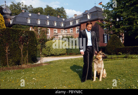 Jörg Freiherr Holzschuher von harrlach auf Schloss Gymnich in Erftstadt, Deutschland 1976. Jörg Baron Holzschuher von harrlach auf Schloss Gymnich in Erftstadt, Deutschland 1976. Stockfoto