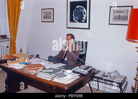 Jörg Freiherr Holzschuher von harrlach auf Schloss Gymnich in Erftstadt, Deutschland 1977. Jörg Baron Holzschuher von harrlach auf Schloss Gymnich in Erftstadt, Deutschland 1977. Stockfoto