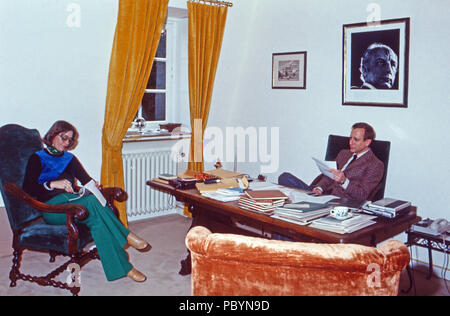 Jörg Freiherr Holzschuher von harrlach mit Sekretärin auf Schloss Gymnich in Erftstadt, Deutschland 1977. Jörg Baron Holzschuher von harrlach und sein Assistent am Schloss Gymnich in Erftstadt, Deutschland 1977. Stockfoto