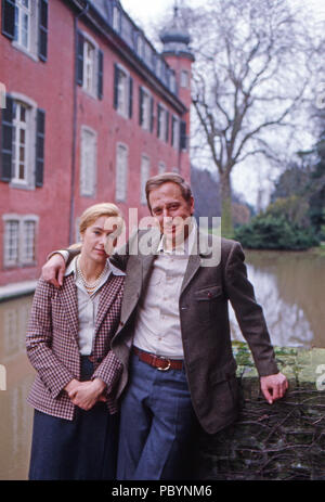 Jörg Freiherr Holzschuher von harrlach mit Ehefrau Eliane auf Schloss Gymnich in Erftstadt, Deutschland 1976. Jörg Baron Holzschuher von harrlach mit seiner Frau Eliane auf Schloss Gymnich in Erftstadt, Deutschland 1976. Stockfoto