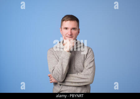 Glücklich, aufgeregt, junger Mann mit Stoppeln Brainstorming. Idee, Konzept Stockfoto