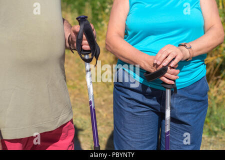 Senior Paar auf Wanderung Nähe zu sehen. Stockfoto