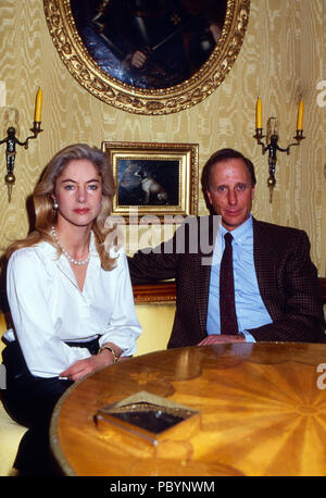 Jörg Freiherr Holzschuher von harrlach mit Ehefrau Eliane auf Schloss Gymnich in Erftstadt, Deutschland 1984. Jörg Baron Holzschuher von harrlach mit seiner Frau Eliane auf Schloss Gymnich in Erftstadt, Deutschland 1984. Stockfoto