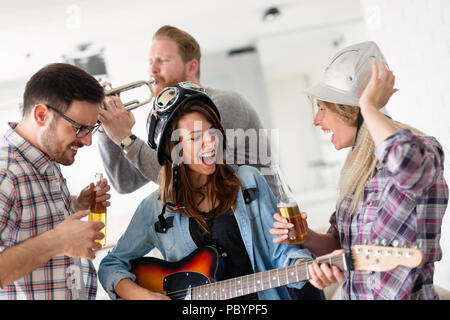 Junge Schüler und Freunde feiern Ahd Spaß beim Trinken Stockfoto