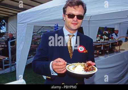 Alexander Prinz zu Schaumburg-Lippe Krieg am Bufett, Deutschland 1997. Alexander Prinz Schaumburg Lippe Mittagessen, Deutschland 1997. Stockfoto