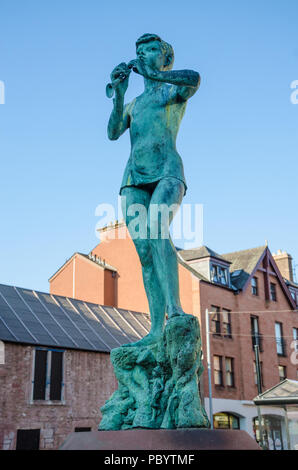 Aus der Nähe zu sehen. eine Statue von Peter Pan am Glengate in Kirriemuir in Sctoalnd in Gedenken an Sir J M Barrie, die in Kirriemuir geboren wurde. Stockfoto