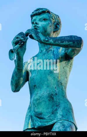 Aus der Nähe zu sehen. eine Statue von Peter Pan am Glengate in Kirriemuir in Sctoalnd in Gedenken an Sir J M Barrie, die in Kirriemuir geboren wurde. Stockfoto