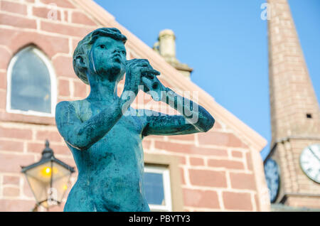 Aus der Nähe zu sehen. eine Statue von Peter Pan am Glengate in Kirriemuir in Sctoalnd in Gedenken an Sir J M Barrie, die in Kirriemuir geboren wurde. Stockfoto