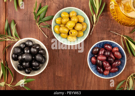 Overhead Foto von verschiedenen Oliven in Schälchen mit Kopie Raum Stockfoto