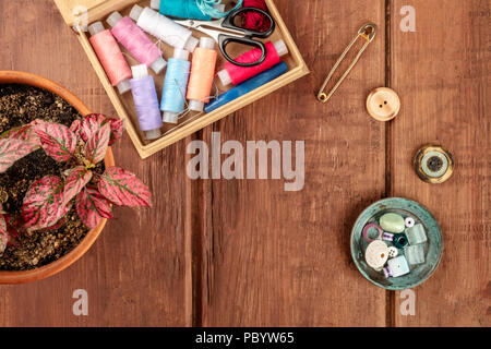 Overhead Foto von nähkasten mit Vintage pin, Tasten und Kopie Raum Stockfoto