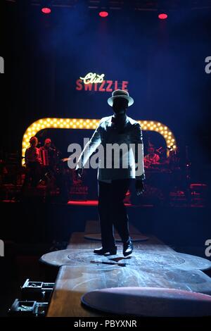 Fünf akrobatische SWIZZLE JUNGS IM CLUB SWIZZLE, ROUNDHOUSE, Chalk Farm Road, Camden Town, LONDON MONTAG, 30. JULI 2018 Stockfoto