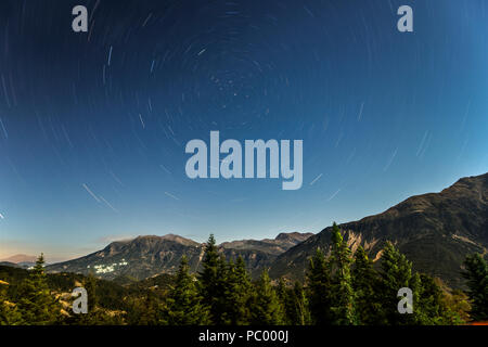 Star trails bei klare Nacht, in Tzoumerka region, Epirus, Griechenland. Stockfoto