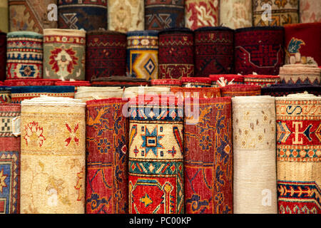 Aufgerollte Teppiche, El Rincon de Fehmi Teppich Shop, Istanbul, Türkei Stockfoto