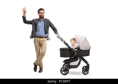 In voller Länge Porträt eines Vaters mit einem Baby in einem Kinderwagen winken in die Kamera auf weißem Hintergrund Stockfoto