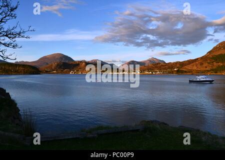 Blick auf Shieldaig über Loch Torridon an einem Frühlingsabend Stockfoto