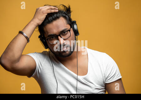 Nahaufnahme Portrait von stylisg indischen Hipster in Kopfhörer. wie Musik. freie Zeit. Hobby Stockfoto