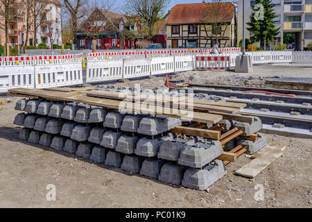 Straßburg, Straßenbahnbaustelle, gestapelte Eisenbahnschwellen, Schienenstapel, Kunststoff-Sicherheitsbarrieren, Line E Extension, Elsass, Frankreich, Europa, Stockfoto