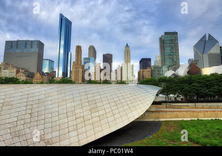 Die Chicago Skyline von einer Brücke in den Millennium Park. Stockfoto