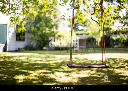 Eine Holzschaukel im tropischen Garten Stockfoto, Bild: 120774003 - Alamy