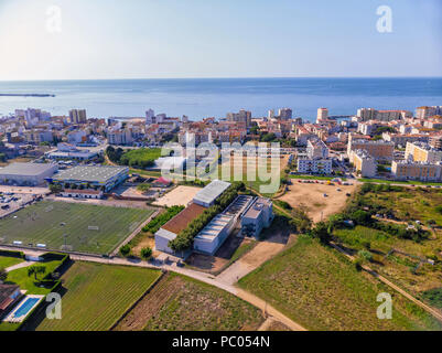 Schöne Antenne Landschaft von einem kleinen spanischen Dorf Sant Antoni de Calonge an der Costa Brava Stockfoto