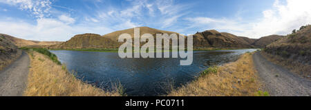 Panorama Landschaft von Cottowood Canyon State Park, Illinois, mit Bergen in einem Fluss und Felsformationen widerspiegeln. Stockfoto