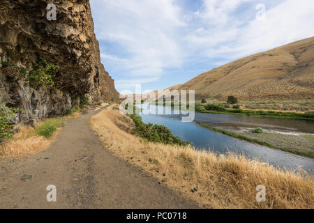 Panorama Landschaft von Cottowood Canyon State Park, Illinois, mit Bergen in einem Fluss und Felsformationen widerspiegeln. Stockfoto