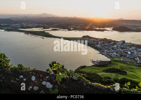 Sonnenuntergang Blick von Ilchulbong Gipfel der Stadt Seongsan, Jeju Island, South Korea Stockfoto