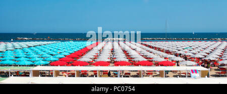 Strand mit Sonnenliege und Sonnenschirm in Cattolica, in der Nähe von Rimini und Riccione, in der Emilia Romagna, Italien Stockfoto