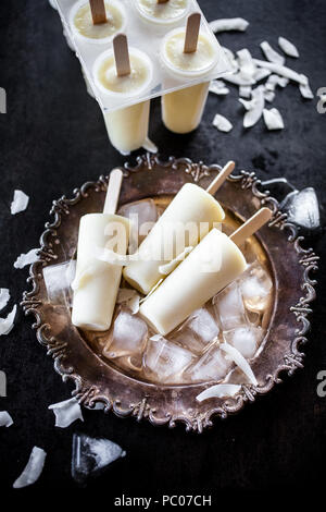 Eis am Stiel aus Ananas und Kokosnuss Stockfoto