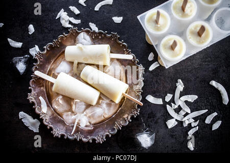 Eis am Stiel aus Ananas und Kokosnuss Stockfoto