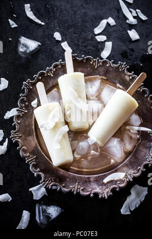Eis am Stiel aus Ananas und Kokosnuss Stockfoto